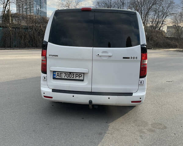 Белый Хендай H-1, объемом двигателя 2.5 л и пробегом 324 тыс. км за 9700 $, фото 5 на Automoto.ua