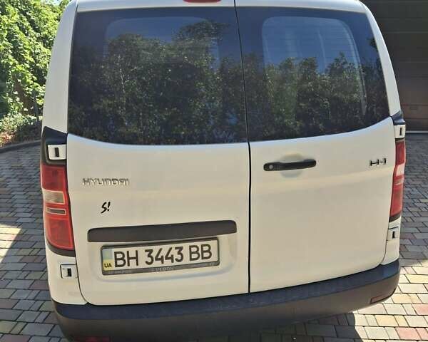 Белый Хендай H-1, объемом двигателя 2.5 л и пробегом 346 тыс. км за 7500 $, фото 3 на Automoto.ua
