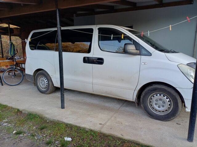 Білий Хендай H-1, об'ємом двигуна 2.5 л та пробігом 370 тис. км за 7600 $, фото 1 на Automoto.ua