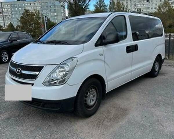 Белый Хендай H-1, объемом двигателя 2.5 л и пробегом 211 тыс. км за 7950 $, фото 2 на Automoto.ua