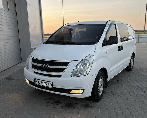 Белый Хендай H-1, объемом двигателя 2.5 л и пробегом 282 тыс. км за 8200 $, фото 8 на Automoto.ua