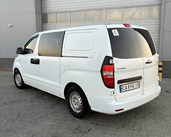 Белый Хендай H-1, объемом двигателя 2.5 л и пробегом 282 тыс. км за 8200 $, фото 10 на Automoto.ua