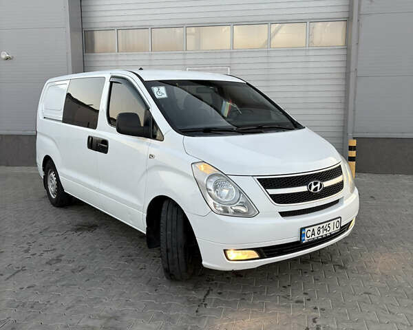 Белый Хендай H-1, объемом двигателя 2.5 л и пробегом 282 тыс. км за 8200 $, фото 2 на Automoto.ua