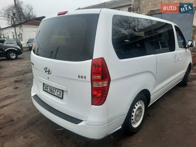 Белый Хендай H-1, объемом двигателя 2.5 л и пробегом 270 тыс. км за 9000 $, фото 2 на Automoto.ua