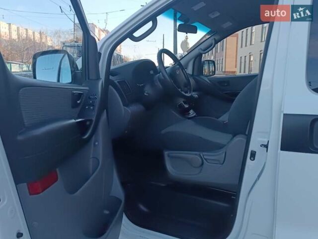 Белый Хендай H-1, объемом двигателя 2.5 л и пробегом 190 тыс. км за 9100 $, фото 5 на Automoto.ua