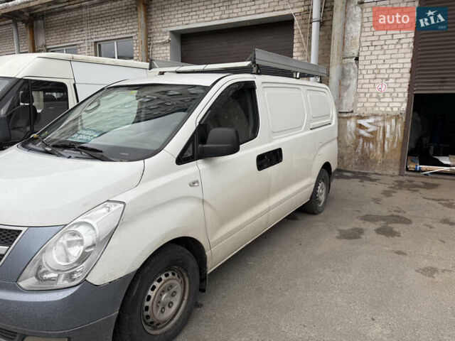 Белый Хендай H-1, объемом двигателя 2.5 л и пробегом 263 тыс. км за 7000 $, фото 2 на Automoto.ua