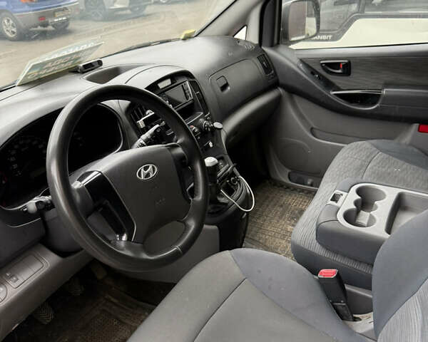 Белый Хендай H-1, объемом двигателя 2.5 л и пробегом 263 тыс. км за 7000 $, фото 7 на Automoto.ua