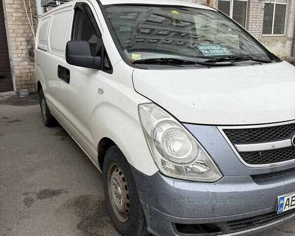 Белый Хендай H-1, объемом двигателя 2.5 л и пробегом 263 тыс. км за 7000 $, фото 9 на Automoto.ua