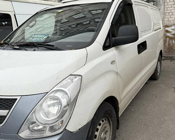 Белый Хендай H-1, объемом двигателя 2.5 л и пробегом 263 тыс. км за 7000 $, фото 1 на Automoto.ua