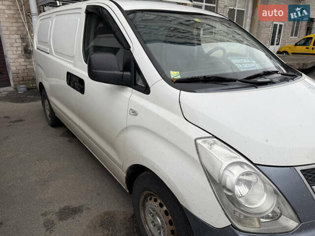 Белый Хендай H-1, объемом двигателя 2.5 л и пробегом 263 тыс. км за 7000 $, фото 3 на Automoto.ua