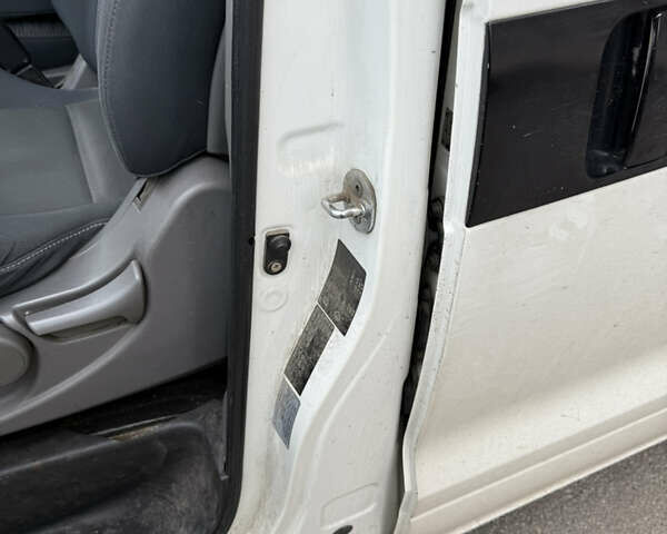 Белый Хендай H-1, объемом двигателя 2.5 л и пробегом 263 тыс. км за 7000 $, фото 8 на Automoto.ua