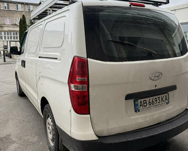 Белый Хендай H-1, объемом двигателя 2.5 л и пробегом 263 тыс. км за 7000 $, фото 4 на Automoto.ua