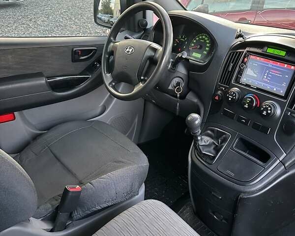 Белый Хендай H-1, объемом двигателя 2.5 л и пробегом 333 тыс. км за 9500 $, фото 16 на Automoto.ua