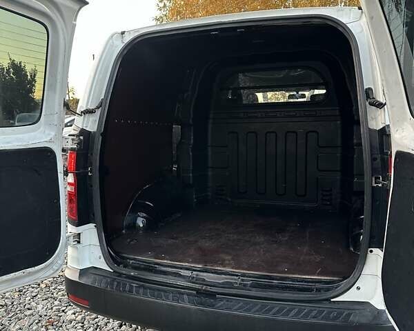 Белый Хендай H-1, объемом двигателя 2.5 л и пробегом 333 тыс. км за 9500 $, фото 19 на Automoto.ua