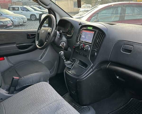 Белый Хендай H-1, объемом двигателя 2.5 л и пробегом 333 тыс. км за 9500 $, фото 13 на Automoto.ua