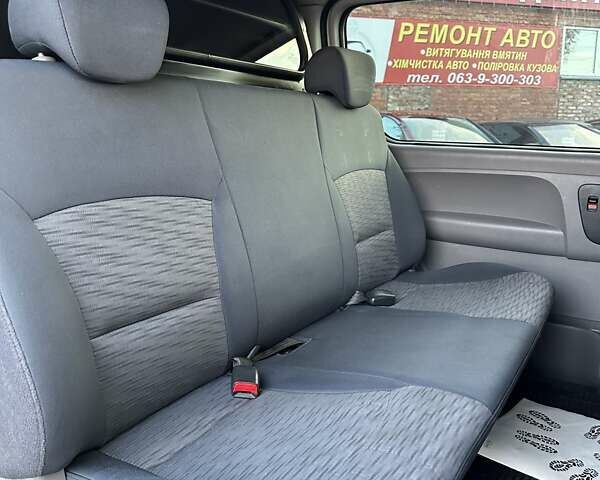 Белый Хендай H-1, объемом двигателя 2.5 л и пробегом 333 тыс. км за 9500 $, фото 12 на Automoto.ua