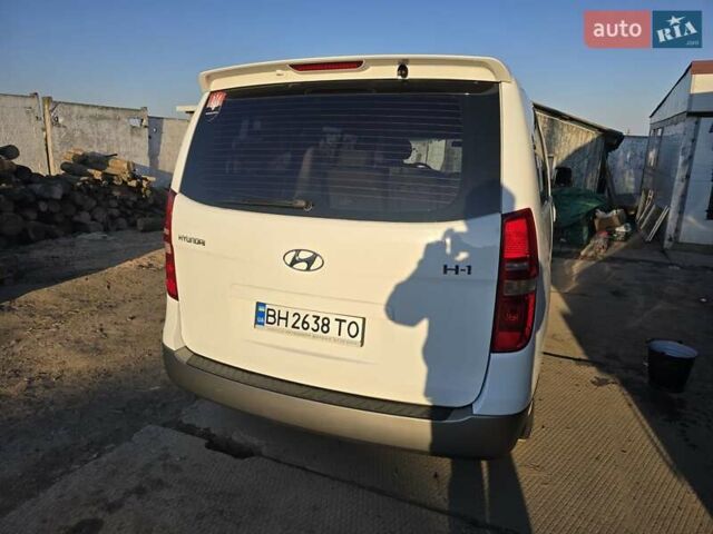 Белый Хендай H-1, объемом двигателя 2.48 л и пробегом 230 тыс. км за 14000 $, фото 1 на Automoto.ua