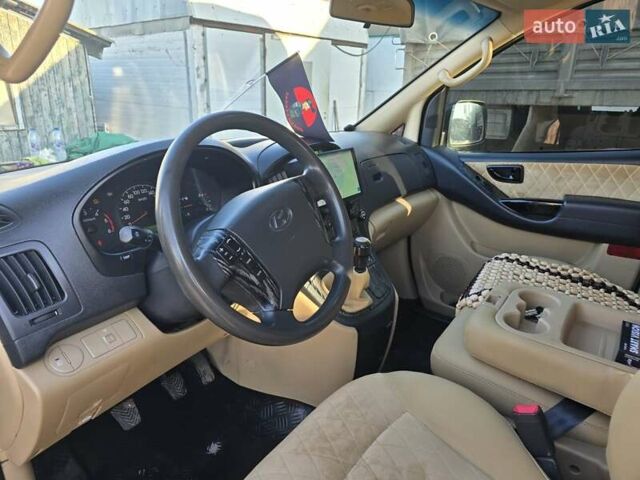 Белый Хендай H-1, объемом двигателя 2.48 л и пробегом 230 тыс. км за 14000 $, фото 13 на Automoto.ua