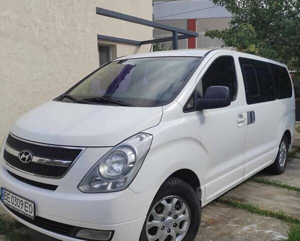 Белый Хендай H-1, объемом двигателя 2.5 л и пробегом 235 тыс. км за 12000 $, фото 3 на Automoto.ua