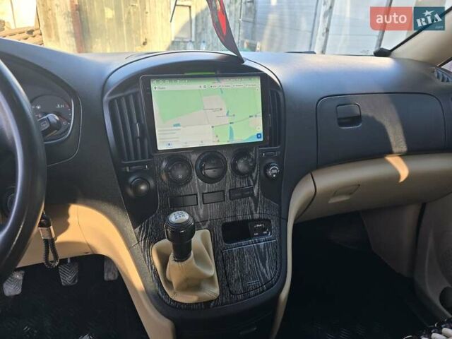 Белый Хендай H-1, объемом двигателя 2.48 л и пробегом 230 тыс. км за 14000 $, фото 14 на Automoto.ua