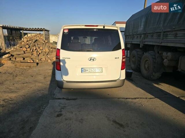 Белый Хендай H-1, объемом двигателя 2.48 л и пробегом 230 тыс. км за 14000 $, фото 2 на Automoto.ua
