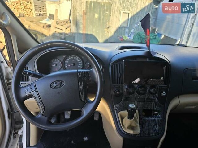 Белый Хендай H-1, объемом двигателя 2.48 л и пробегом 230 тыс. км за 14000 $, фото 22 на Automoto.ua