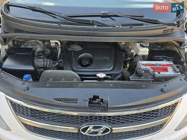 Белый Хендай H-1, объемом двигателя 2.48 л и пробегом 230 тыс. км за 14000 $, фото 11 на Automoto.ua