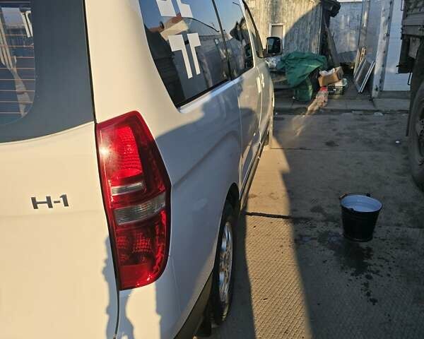 Белый Хендай H-1, объемом двигателя 2.48 л и пробегом 230 тыс. км за 14000 $, фото 5 на Automoto.ua