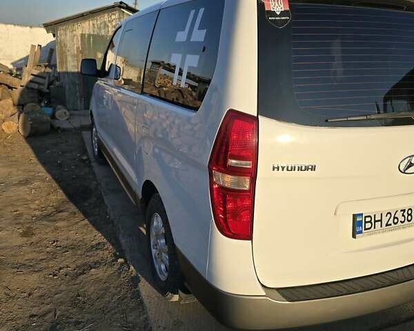 Белый Хендай H-1, объемом двигателя 2.48 л и пробегом 230 тыс. км за 14000 $, фото 3 на Automoto.ua