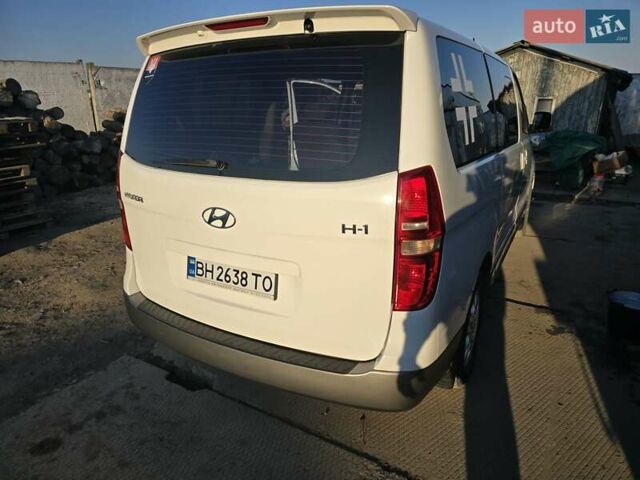 Белый Хендай H-1, объемом двигателя 2.48 л и пробегом 230 тыс. км за 14000 $, фото 4 на Automoto.ua