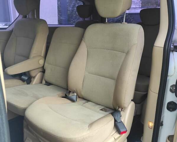 Белый Хендай H-1, объемом двигателя 2.5 л и пробегом 235 тыс. км за 12000 $, фото 20 на Automoto.ua