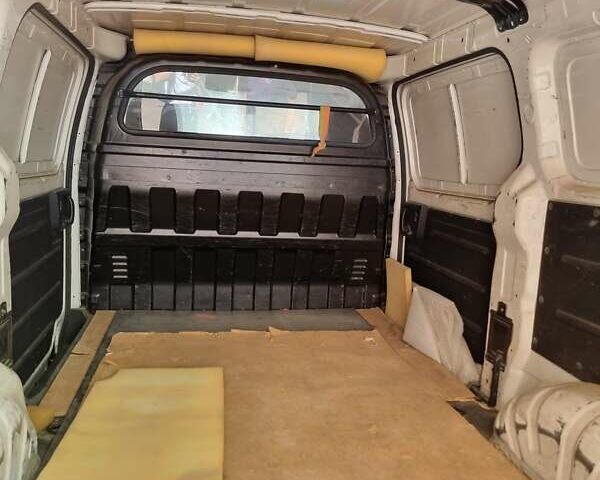 Белый Хендай H-1, объемом двигателя 2.5 л и пробегом 182 тыс. км за 9800 $, фото 2 на Automoto.ua