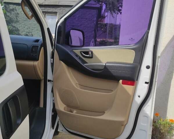 Белый Хендай H-1, объемом двигателя 2.5 л и пробегом 235 тыс. км за 12000 $, фото 12 на Automoto.ua