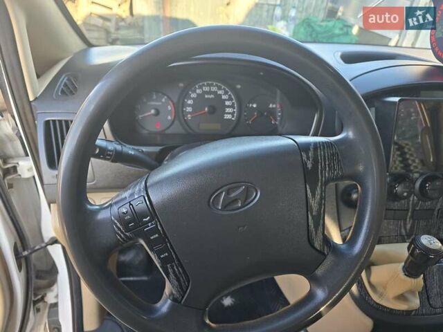 Белый Хендай H-1, объемом двигателя 2.48 л и пробегом 230 тыс. км за 14000 $, фото 16 на Automoto.ua