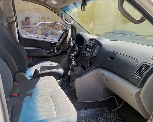 Белый Хендай H-1, объемом двигателя 2.5 л и пробегом 182 тыс. км за 9800 $, фото 4 на Automoto.ua