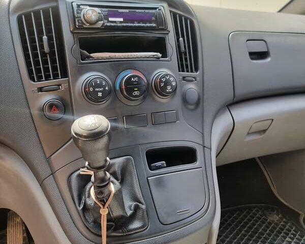 Белый Хендай H-1, объемом двигателя 2.5 л и пробегом 182 тыс. км за 9800 $, фото 5 на Automoto.ua