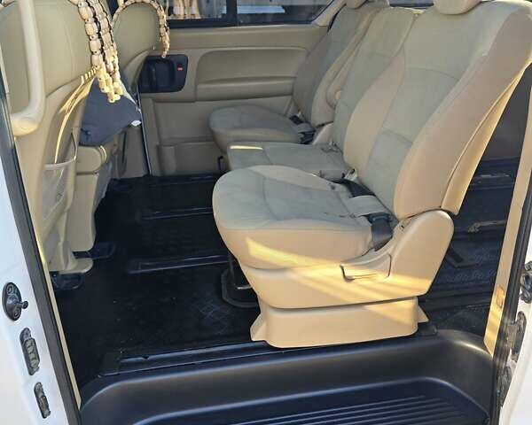 Белый Хендай H-1, объемом двигателя 2.48 л и пробегом 230 тыс. км за 14000 $, фото 24 на Automoto.ua