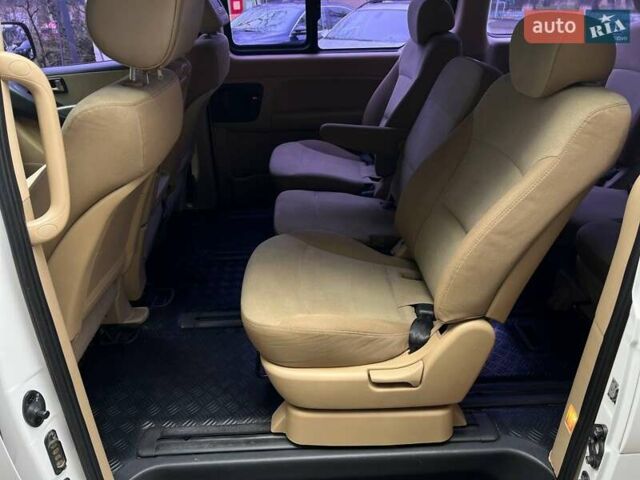Белый Хендай H-1, объемом двигателя 2.5 л и пробегом 235 тыс. км за 10900 $, фото 12 на Automoto.ua