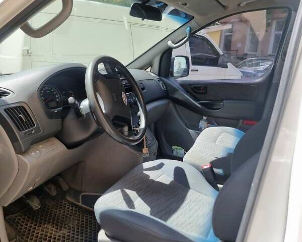 Белый Хендай H-1, объемом двигателя 2.5 л и пробегом 182 тыс. км за 9800 $, фото 7 на Automoto.ua