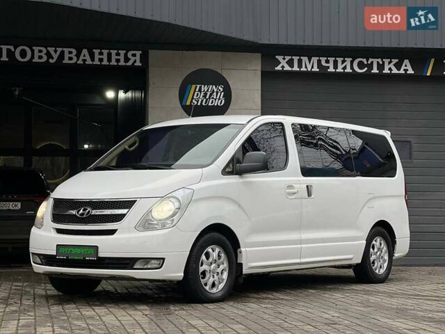 Белый Хендай H-1, объемом двигателя 2.5 л и пробегом 235 тыс. км за 10900 $, фото 1 на Automoto.ua