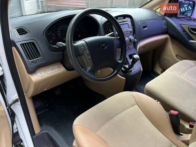 Белый Хендай H-1, объемом двигателя 2.5 л и пробегом 235 тыс. км за 10900 $, фото 11 на Automoto.ua