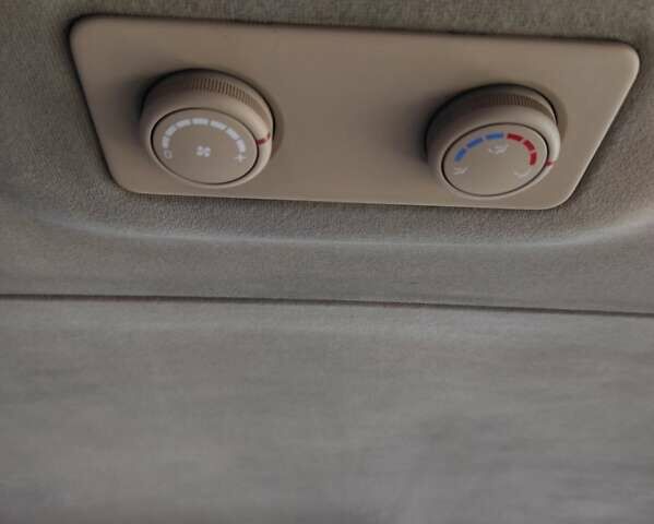 Белый Хендай H-1, объемом двигателя 2.5 л и пробегом 235 тыс. км за 12000 $, фото 22 на Automoto.ua