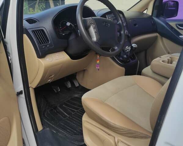 Белый Хендай H-1, объемом двигателя 2.5 л и пробегом 235 тыс. км за 12000 $, фото 15 на Automoto.ua