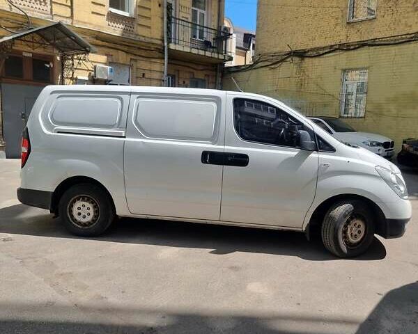 Белый Хендай H-1, объемом двигателя 2.5 л и пробегом 182 тыс. км за 9800 $, фото 9 на Automoto.ua