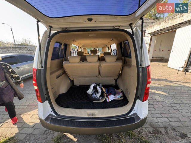 Белый Хендай H-1, объемом двигателя 2.5 л и пробегом 330 тыс. км за 14000 $, фото 8 на Automoto.ua