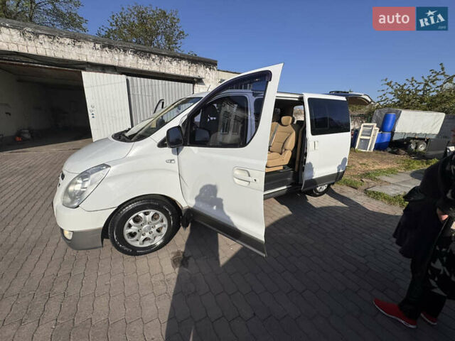 Белый Хендай H-1, объемом двигателя 2.5 л и пробегом 330 тыс. км за 14000 $, фото 2 на Automoto.ua