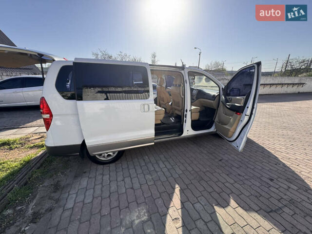 Белый Хендай H-1, объемом двигателя 2.5 л и пробегом 330 тыс. км за 14000 $, фото 3 на Automoto.ua