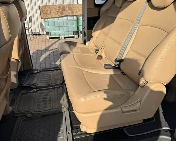 Белый Хендай H-1, объемом двигателя 2.5 л и пробегом 330 тыс. км за 14000 $, фото 5 на Automoto.ua