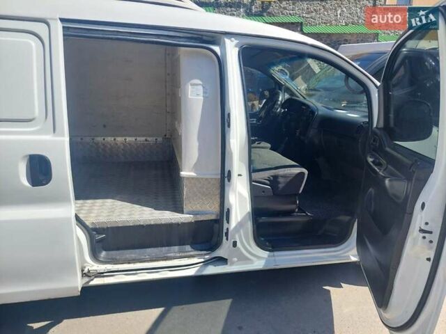 Білий Хендай H-1, об'ємом двигуна 2.48 л та пробігом 326 тис. км за 4500 $, фото 3 на Automoto.ua