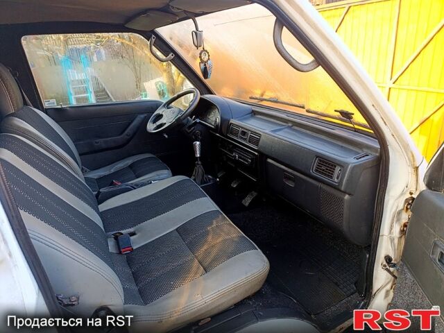 Белый Хендай H-1, объемом двигателя 2.5 л и пробегом 235 тыс. км за 2000 $, фото 5 на Automoto.ua